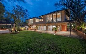 Saffronstays Red Brick House - 3Br English-Style Villa With Verandah Dining, Orchard Lawn & Classic Charm